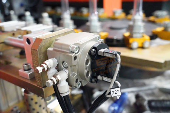 2 เครื่องเป่าขวดเคมีในช่องว่าง 2200BPH Output การให้อาหารด้วยมือ